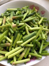芳香四溢的蒜苔炒肉做法图解2)