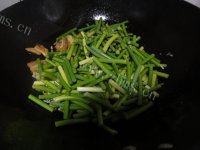 美美厨房之蒜薹炒肉做法图解6)