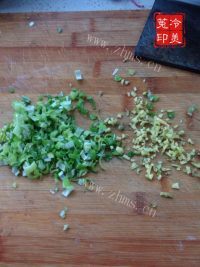 好吃的炸黑米豆渣萝卜丸子做法图解2)