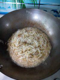 家常菜肉丝炒豆芽做法图解6)