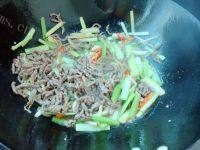 家常菜芹菜炒牛肉做法图解7)