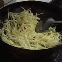 家常菜麻辣土豆丝做法图解4)