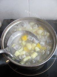 美味的冰糖水果藕丸羹