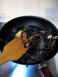 不错的豆豉鲮鱼炒椰菜做法图解6)