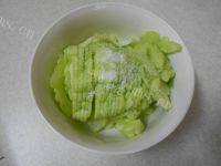 味道不错的凉拌苦瓜做法图解2)