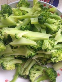色香味浓的花菜炒肉做法图解3)