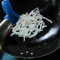 下饭的酸辣土豆粉做法图解4)