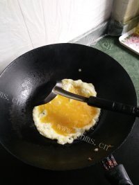 喷香的洋葱炒鸡蛋做法图解3)