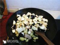 家常菜茄子土豆炖肉做法图解6)