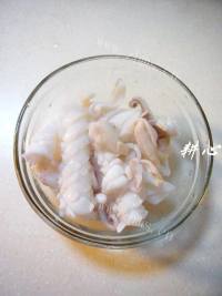 美味的西芹木耳炒鲜鱿做法图解5)