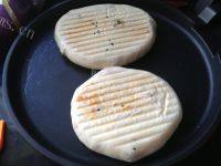 自己做的葱香肉饼做法图解16)