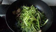 最爱的芹菜炒肉做法图解4)
