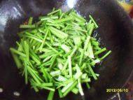 诱人的芹菜炒肉丝做法图解12)