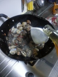 美味的爆炒蛤蜊做法图解8)