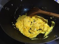 质嫩爽口的黄瓜炒鸡蛋做法图解4)