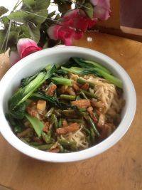 美味的青菜肉丝面