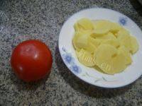 美味的西红柿土豆汤做法图解1)