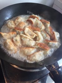 简单的生煎饺子做法图解7)