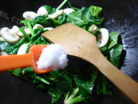 家常菜蘑菇炒菠菜做法图解6)