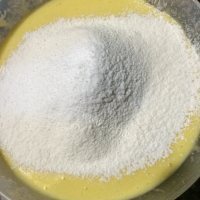 自制芒果戚风蛋糕做法图解6)