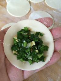 美味的韭菜鸡蛋馅水饺做法图解9)