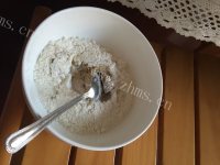 美味的豆渣饼做法图解2)
