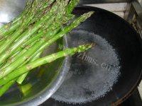 色味俱全的响油芦笋做法图解2)