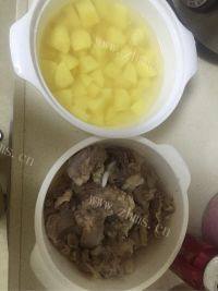 简单的牛腩闷土豆做法图解4)