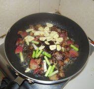 家常菜腊肉炒豆干做法图解9)