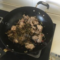 美味的酸菜排骨做法图解6)