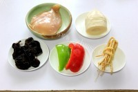 家常菜五彩鸡丁做法图解1)