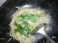香气十足的肉丝炒豆芽