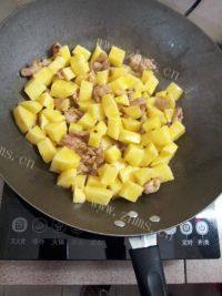 「美味可口」土豆炒肉做法图解6)