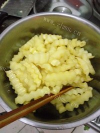 美味的孜然土豆条做法图解5)