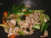 家常菜辣椒炒五花肉做法图解3)