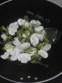 易做的咸菜炒口蘑做法图解4)