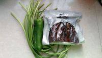 家常菜蒜苔炒腊肉做法图解1)