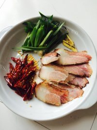 美味的折耳根炒腊肉做法图解2)