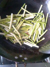 家常菜蒜苗肉丝做法图解3)