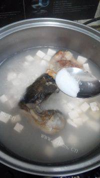 营养丰富的鱼头豆腐汤做法图解6)