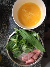 美味的鸡蛋火腿炒面做法图解2)