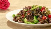 家常菜酸豆角炒鸡胗
