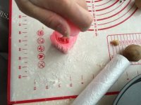 自制广式莲蓉月饼做法图解6)