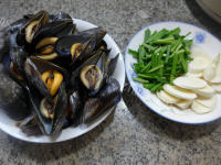 美味又好吃的韭菜茭白炒淡菜做法图解1)
