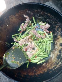 家常菜长豆角炒肉做法图解9)