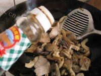 肉片炒鲜蘑做法图解14)