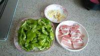 家常菜辣椒炒五花肉做法图解1)