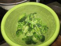 家常菜西兰花炒木耳做法图解3)