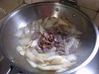 家常菜白菜梗炒肉做法图解7)