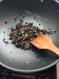 鲜美的木耳香菇水饺做法图解3)